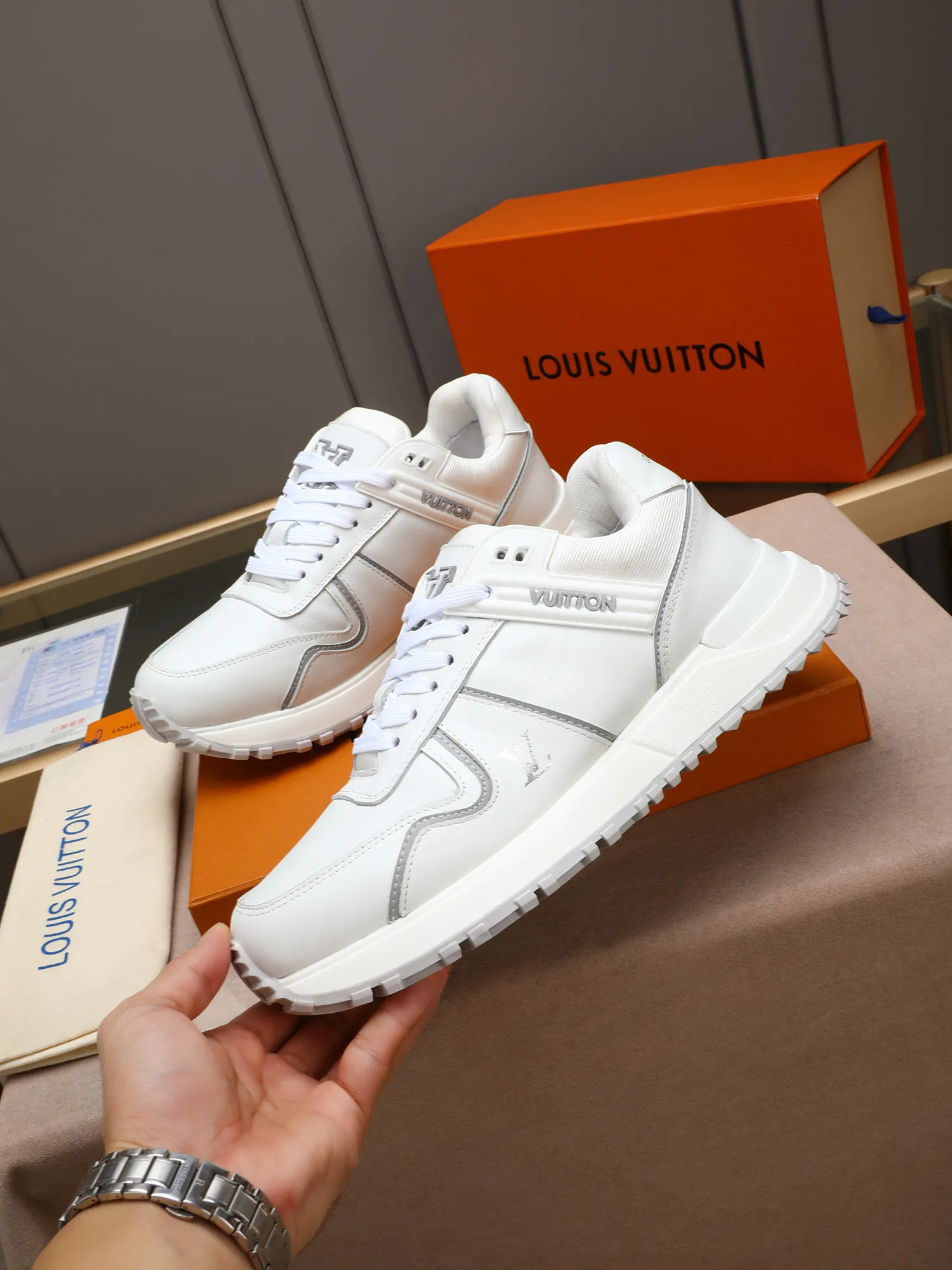Men's Shoes 💰660 L The Run Away Maxi sneaker debuts in the 2025 collection and continues the iconic design of the Run Away sneaker. The smooth cowhide leather upper features contrasting LV lettering and Vuitton logos, and a lightweight rubber wedge outsole evokes running shoe construction. High level of comfort. Looks good, wears well and matches well. Worth buying! 7 color selection size: 39-44 (45 customized)
